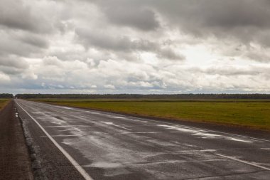 Bir kır yolu ile sonbahar manzarası. 