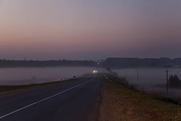 Strada Campagna Nella Nebbia Del Mattino Con Auto Movimento — Foto Stock