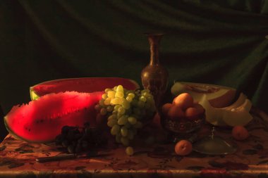 Karpuz, üzüm ve diğer meyvelerle dolu sakin bir hayat.