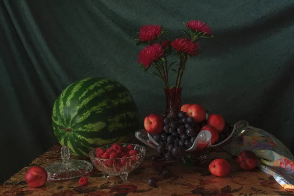 Stillleben Mit Wassermelone Trauben Und Anderen Früchten — Stockfoto
