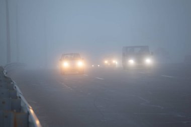Sabah sisli havada şehir caddesinde hareket eden arabalar.