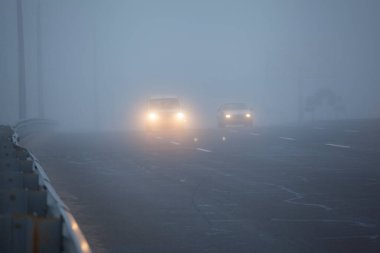 Sabah sisli havada şehir caddesinde hareket eden arabalar.
