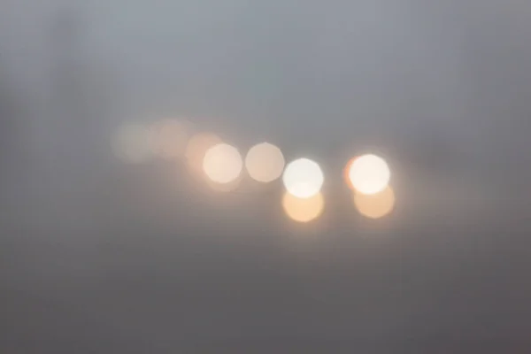 Kabur Lampu Depan Mobil Bergerak Dalam Kabut Pagi — Stok Foto
