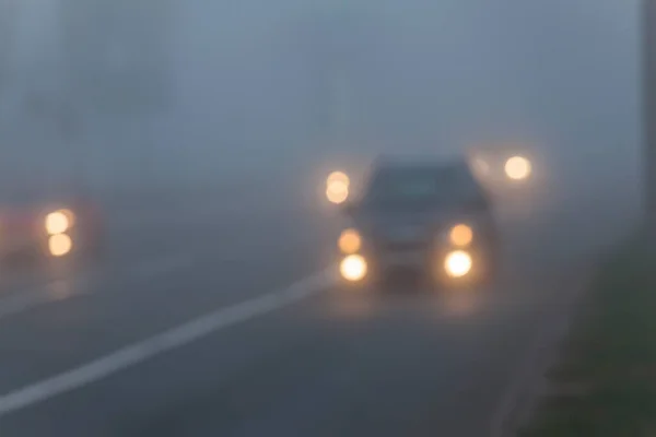 Imagen Borrosa Coches Que Mueven Largo Avenida Ciudad Niebla Mañana — Foto de Stock