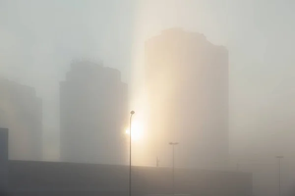 Napkelte Városban Reggeli Őszi Ködben Többszintes Lakóépületek Sziluettjei Ködben — Stock Fotó