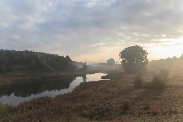 Herbstlandschaft See Morgengrauen Vor Dem Hintergrund Eines Schönen Wolkenverhangenen Himmels — Stockfoto