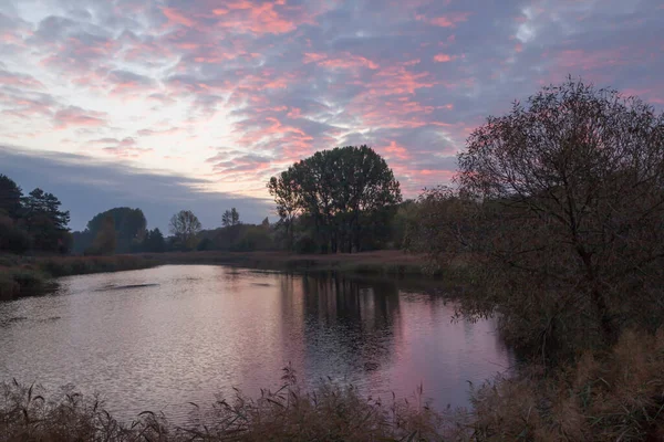 Herbstlandschaft See Morgengrauen Vor Dem Hintergrund Eines Schönen Wolkenverhangenen Himmels — Stockfoto