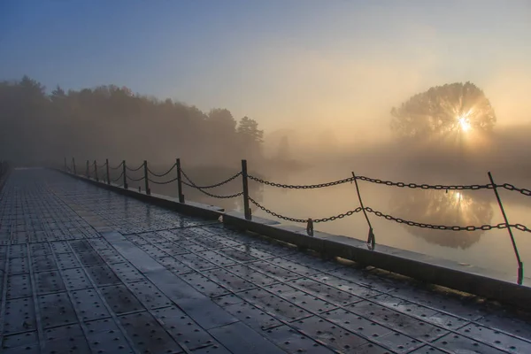 Eine Eiserne Brücke Über Einen Nebligen See Morgengrauen — Stockfoto