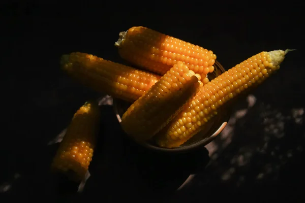 一碗烧焦的玉米芯 — 图库照片