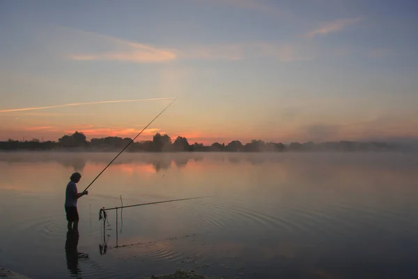 Uomo Sta Acqua Cattura Pesce Nella Nebbia Del Mattino — Foto Stock