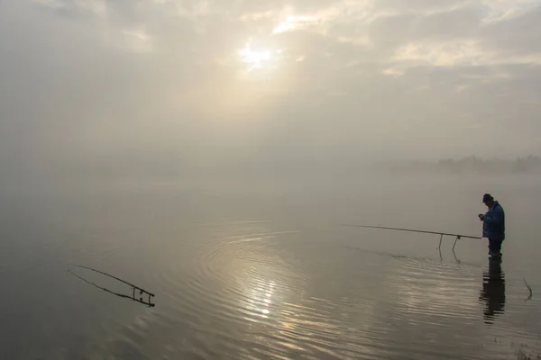 Uomo Sta Acqua Cattura Pesce Nella Nebbia Del Mattino — Foto Stock