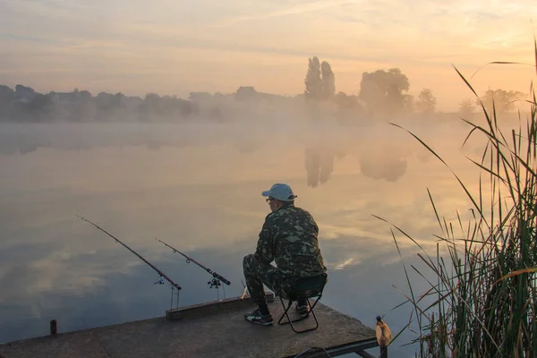 Muž Rybaří Zamlženém Jezeře Při Východu Slunce — Stock fotografie