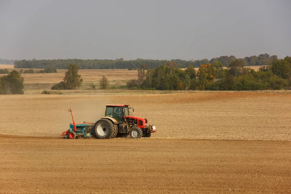 Agricultor Trator Preparando Terras Agrícolas Com Mudas Para Próximo Ano — Fotografia de Stock