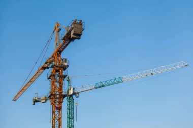 Gökyüzüne karşı kule vinçleri