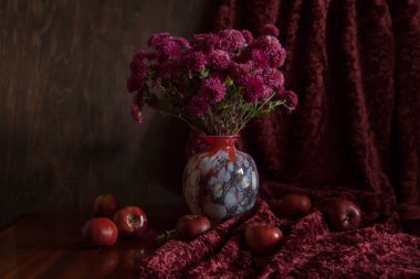 Kırmızı elmalar ve yıldızlarla dolu bir hayat