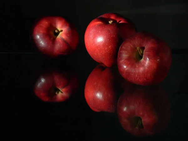 Czerwone Jabłka Ich Odbicie Czarnym Tle — Zdjęcie stockowe