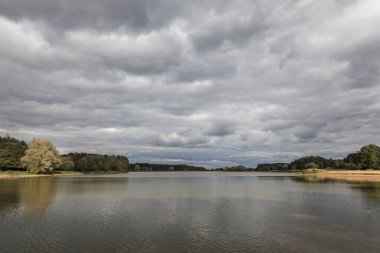 Sonbahar parkında göl