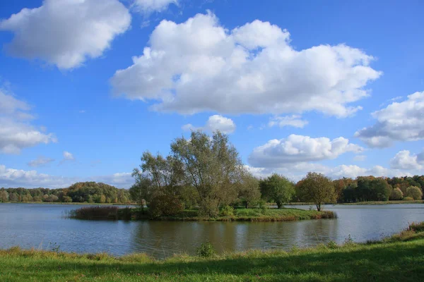 See Herbstpark — Stockfoto