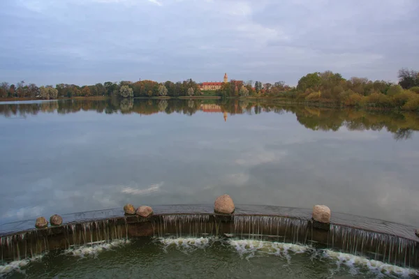 秋天公园里的湖 — 图库照片