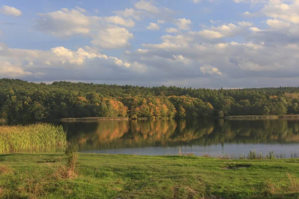 Podzimní Krajina Jezerem Mraky — Stock fotografie