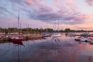 Yatlar gün batımında limana park ediyor.