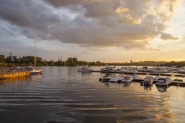 Yatlar gün batımında limana park ediyor.
