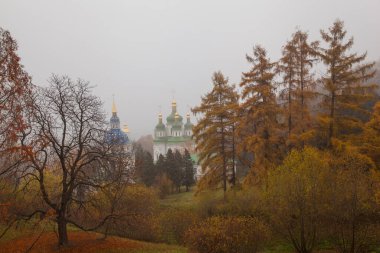 Ortodoks kilisesi sonbahar parkının ortasında güneşlidir.