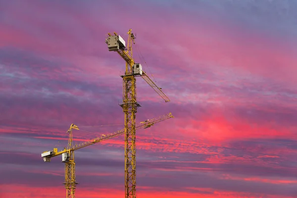 Sitio Construcción Con Grúas Contra Fondo Nubes Noche Brillantes — Foto de Stock