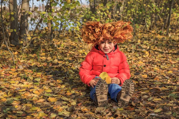 Kleiner Junge Park Einem Kranz Aus Herbstblättern — Stockfoto