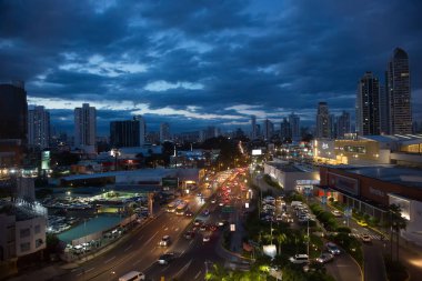Panama City, Panama - 18 Eylül 2018: gece, Panama City, Panama aydınlatmalı panoramik şehir manzarası