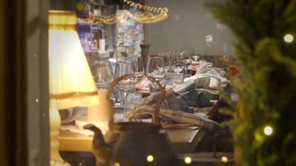 Ajuste de mesa de Navidad en el restaurante — Vídeo de stock