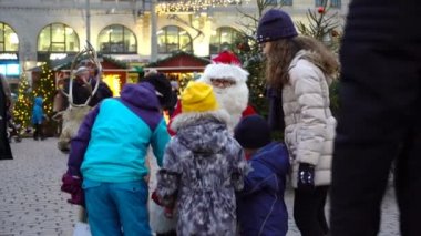 Santa hediyeler çocuklar için Noel adil verir