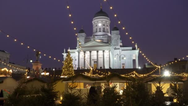 Świąteczne ulicy w Helsinkach z ozdób choinkowych z widokiem na katedrę na plac Senacki — Wideo stockowe