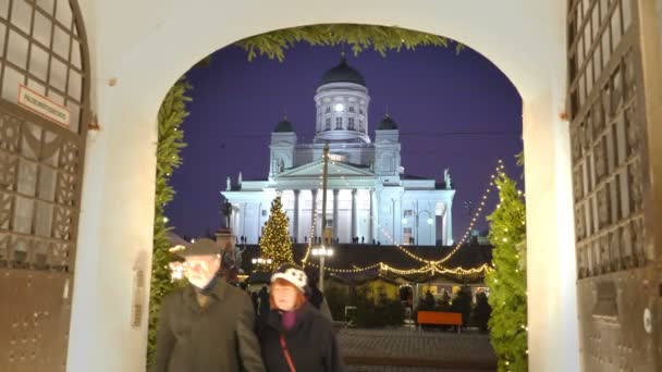 Festive street in Helsinki with Christmas decorations overlooking the Cathedral on the Senate square — Stock Video