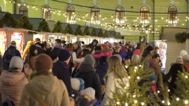 Mercado de vacaciones tradicional con árbol de Navidad en Helsinki, Finlandia — Vídeos de Stock