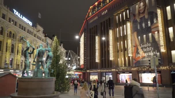 Beaucoup de gens, des décorations lumineuses sur la rue centrale d'Helsinki pendant les fêtes de Noël et les ventes totales — Video