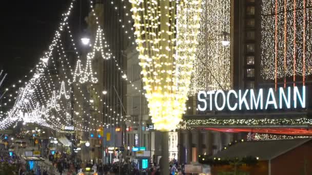 Wiele osób, jasne ozdoby na centralnej ulicy Helsinki podczas uroczystości Bożego Narodzenia i całkowitej sprzedaży — Wideo stockowe