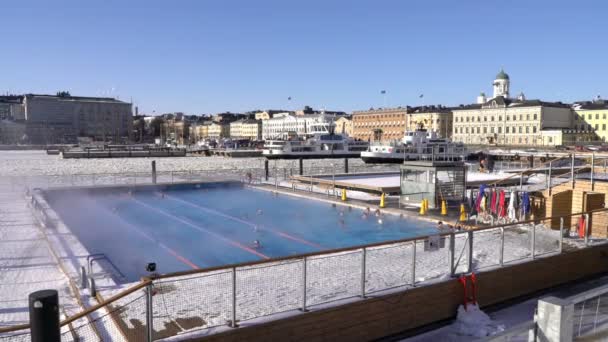 Mensen zwemmen in open lucht zee zwembad in het centrum van Helsinki in de winter. — Stockvideo