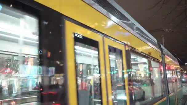 Bright tramvaje na centrální ulice v Helsinkách během Vánoc. Hodně lidí, vánoční slevy a světlé dekorace. — Stock video