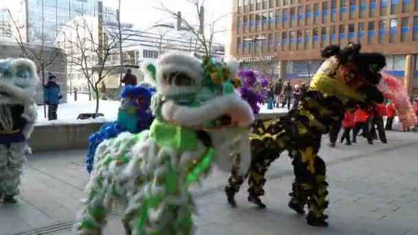 中国新年阅兵表演。中国传统的新年巨龙在赫尔辛基的街道上. — 图库视频影像