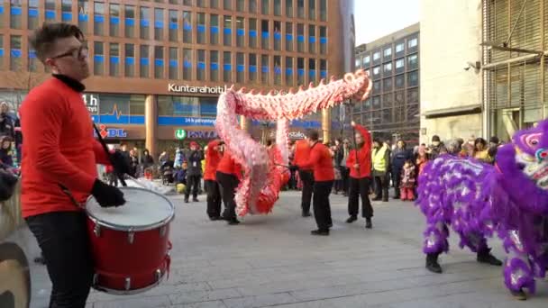 Chinees Nieuwjaar parade Toon. Traditionele Chinese new year dragons op de straten van Helsinki. — Stockvideo