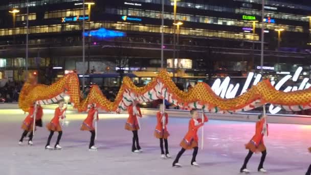 Çin yeni yılı buz pateni gösterisi geleneksel Çince Ejderha ile — Stok video
