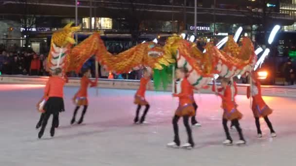 Spectacle de glace du Nouvel An chinois avec le dragon chinois traditionnel — Video