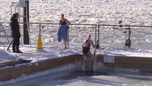 Les gens nagent dans la piscine en plein air de la mer dans le centre d'Helsinki en hiver . — Video