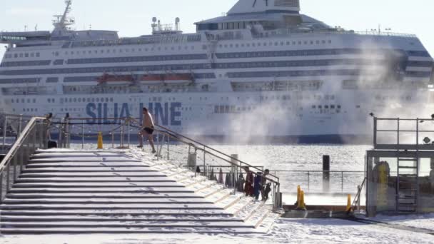 Ludzie popływać w otwartym powietrzu morze basen w centrum Helsinek w zimie. — Wideo stockowe