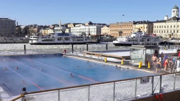 Les gens nagent dans la piscine en plein air de la mer dans le centre d'Helsinki en hiver . — Video