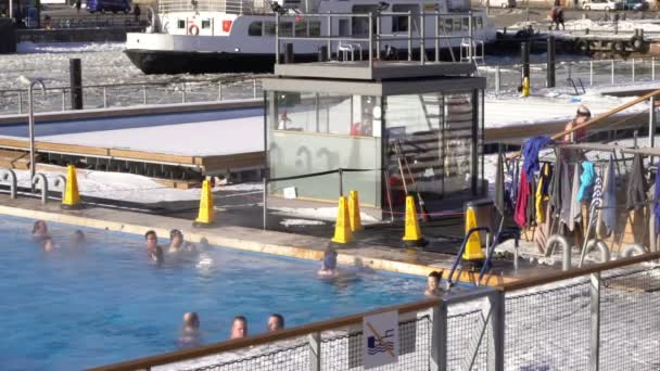 겨울에 헬싱키의 센터에 오픈에 어 바다 수영장에서 수영 하는 사람들. — 비디오