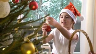 Küçük şirin kız annesi ile Noel ağacı süslemeleri