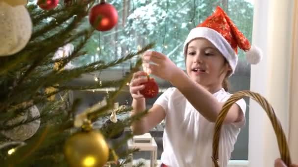 Pouco bonito menina com sua mãe decorar a árvore de Natal — Vídeo de Stock