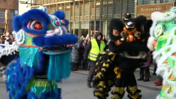 中国新年阅兵表演。中国传统的新年巨龙在赫尔辛基的街道上. — 图库视频影像